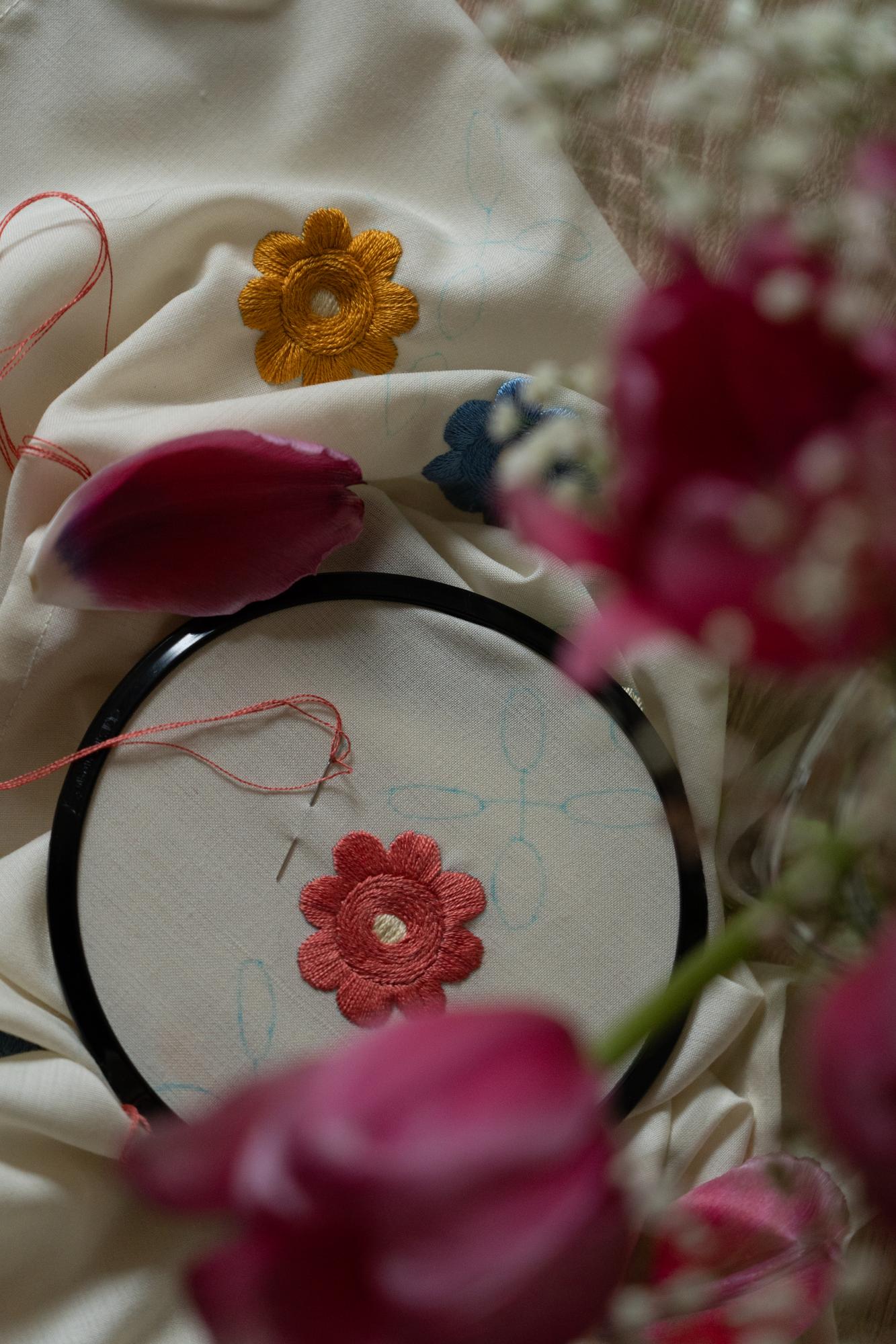 Detaliu de broderie pe pânză naturală